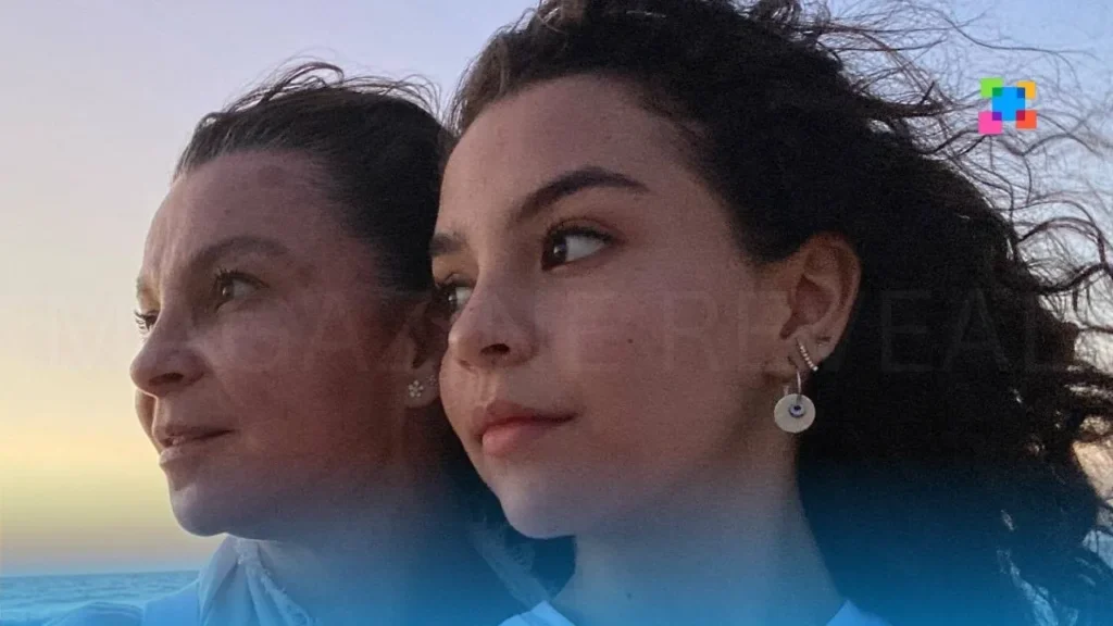 Shamadhi Alarc&oacute;n With Mother Magazine